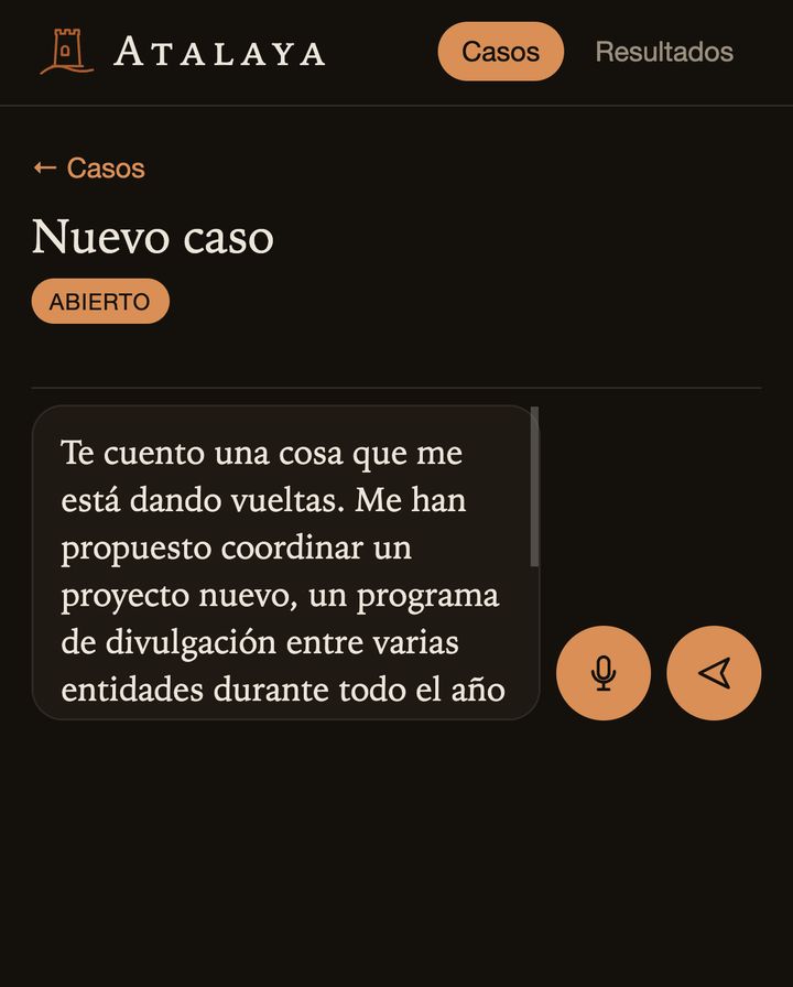 Pantalla de nuevo caso en Atalaya, con el texto dictado listo para enviar, el botón del micro y el de enviar